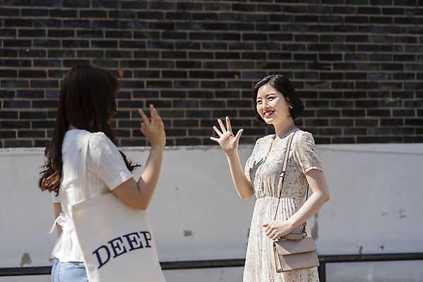 포토 JPG 주간 우먼라이프 응시 여자 데이트 거리 서기 미소 상반신 20대 성인 야외 두명 옆모습 여름 친구 우정 한국인 즐거움 손인사 반가움 에코백 성인여자만 소확행 인싸 국내포토 자연요소 라이프스타일 시선 계절 감정 뷰포인트 가방 관계 모션 표정 사람 동양인 청년 인사 에코 신조어 약어 여자만 성인만 파일형식