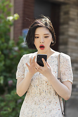 포토 JPG 주간 우먼라이프 응시 원피스 여자 거리 한명 서기 들기 상반신 20대 성인 야외 앞모습 여름 스마트폰 놀람 기쁨 한국인 즐거움 취업준비생 싱글라이프 성인여자한명만 인싸 국내포토 자연요소 1 라이프스타일 시선 옷 계절 감정 뷰포인트 모션 표정 사람 동양인 청년 핸드폰 스마트기기 구직 신조어 약어 여자한명만 성인여자만 파일형식