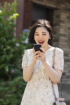 포토 JPG 주간 우먼라이프 응시 원피스 여자 거리 한명 서기 미소 들기 상반신 20대 성인 야외 앞모습 여름 스마트폰 놀람 기쁨 한국인 즐거움 취업준비생 싱글라이프 성인여자한명만 인싸 국내포토 자연요소 1 라이프스타일 시선 옷 계절 감정 뷰포인트 모션 표정 사람 동양인 청년 핸드폰 스마트기기 구직 신조어 약어 여자한명만 성인여자만 파일형식