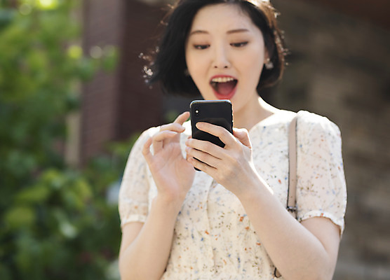 포토 JPG 주간 우먼라이프 응시 원피스 여자 거리 한명 서기 들기 상반신 20대 성인 야외 앞모습 아웃포커스 여름 스마트폰 놀람 기쁨 한국인 즐거움 취업준비생 싱글라이프 성인여자한명만 인싸 국내포토 자연요소 1 라이프스타일 시선 옷 계절 감정 뷰포인트 모션 촬영기법 표정 사람 동양인 청년 핸드폰 스마트기기 구직 신조어 약어 여자한명만 성인여자만 파일형식