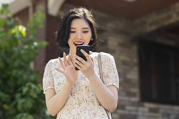 포토 JPG 주간 우먼라이프 응시 원피스 여자 거리 한명 서기 미소 들기 상반신 20대 성인 야외 앞모습 여름 스마트폰 한국인 즐거움 취업준비생 싱글라이프 성인여자한명만 인싸 국내포토 자연요소 1 라이프스타일 시선 옷 계절 감정 뷰포인트 모션 표정 사람 동양인 청년 핸드폰 스마트기기 구직 신조어 약어 여자한명만 성인여자만 파일형식