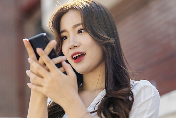 포토 JPG 주간 우먼라이프 응시 여자 로우앵글 거리 한명 서기 들기 상반신 20대 성인 야외 앞모습 여름 스마트폰 한국인 스마트 즐거움 싱글라이프 성인여자한명만 인싸 음성인식 국내포토 자연요소 1 라이프스타일 시선 계절 감정 뷰포인트 컨셉 모션 사람 동양인 청년 핸드폰 스마트기기 신조어 생체인식기술 약어 여자한명만 성인여자만 파일형식