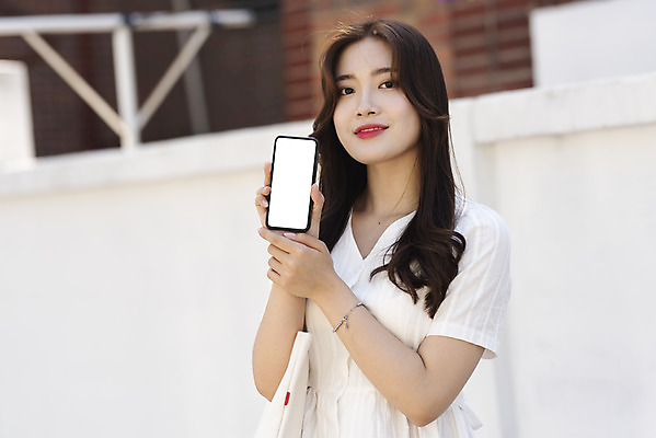 포토 JPG 주간 우먼라이프 여자 거리 한명 서기 미소 들기 상반신 20대 성인 야외 앞모습 캐주얼 여름 스마트폰 한국인 스마트 즐거움 보여주기 에코백 싱글라이프 성인여자한명만 인싸 국내포토 자연요소 1 라이프스타일 옷 계절 감정 뷰포인트 컨셉 가방 모션 표정 사람 동양인 청년 핸드폰 스마트기기 에코 신조어 약어 여자한명만 성인여자만 파일형식