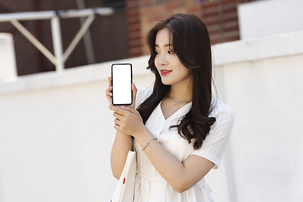 포토 JPG 주간 우먼라이프 응시 여자 거리 한명 서기 들기 상반신 20대 성인 야외 앞모습 캐주얼 여름 스마트폰 한국인 스마트 즐거움 보여주기 에코백 싱글라이프 성인여자한명만 인싸 국내포토 자연요소 1 라이프스타일 시선 옷 계절 감정 뷰포인트 컨셉 가방 모션 사람 동양인 청년 핸드폰 스마트기기 에코 신조어 약어 여자한명만 성인여자만 파일형식