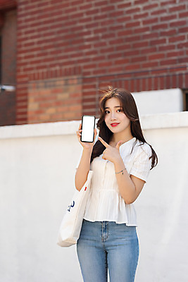 포토 JPG 주간 우먼라이프 여자 거리 안내 한명 서기 들기 손짓 상반신 20대 성인 야외 앞모습 캐주얼 여름 스마트폰 한국인 가리킴 스마트 알림 즐거움 보여주기 에코백 싱글라이프 성인여자한명만 인싸 국내포토 자연요소 1 라이프스타일 옷 계절 감정 뷰포인트 컨셉 가방 모션 사람 동양인 청년 핸드폰 스마트기기 에코 신조어 약어 여자한명만 성인여자만 파일형식