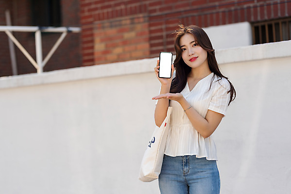 포토 JPG 주간 우먼라이프 여자 거리 안내 한명 서기 들기 손짓 상반신 20대 성인 야외 앞모습 캐주얼 여름 스마트폰 한국인 가리킴 스마트 알림 즐거움 보여주기 에코백 싱글라이프 성인여자한명만 인싸 국내포토 자연요소 1 라이프스타일 옷 계절 감정 뷰포인트 컨셉 가방 모션 사람 동양인 청년 핸드폰 스마트기기 에코 신조어 약어 여자한명만 성인여자만 파일형식