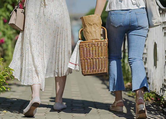포토 JPG 주간 우먼라이프 원피스 여자 데이트 거리 들기 20대 성인 야외 두명 뒷모습 캐주얼 여름 친구 소풍 걷기 우정 한국인 하반신 즐거움 소풍바구니 성인여자만 소확행 인싸 국내포토 자연요소 라이프스타일 옷 계절 감정 뷰포인트 관계 모션 사람 동양인 청년 야외활동 바구니 신조어 약어 여자만 성인만 파일형식