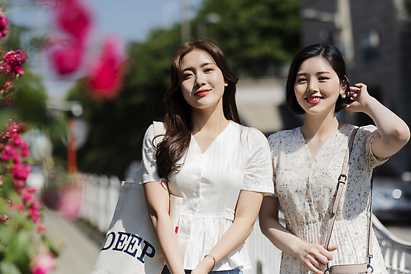 포토 JPG 주간 우먼라이프 여자 데이트 거리 서기 미소 상반신 20대 성인 야외 두명 앞모습 아웃포커스 여름 친구 장미 소풍 우정 한국인 즐거움 에코백 성인여자만 소확행 인싸 국내포토 자연요소 라이프스타일 계절 꽃 감정 뷰포인트 가방 관계 모션 촬영기법 표정 사람 동양인 청년 야외활동 에코 신조어 약어 여자만 성인만 파일형식