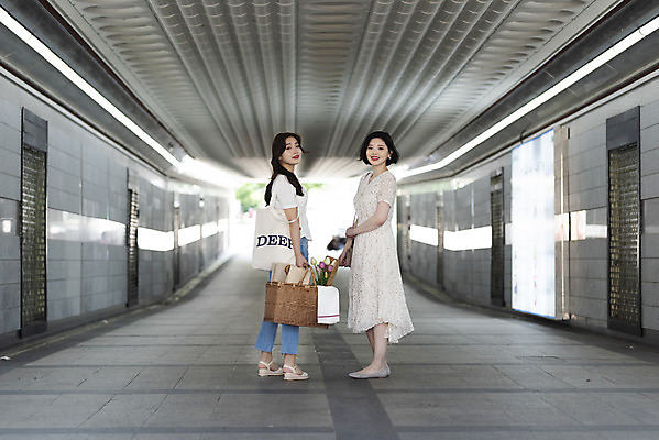 포토 JPG 주간 전신 우먼라이프 원피스 여자 데이트 거리 서기 들기 20대 성인 야외 두명 옆모습 캐주얼 여름 친구 소풍 우정 한국인 뒤돌아보기 즐거움 소풍바구니 에코백 성인여자만 소확행 인싸 국내포토 자연요소 라이프스타일 옷 계절 감정 뷰포인트 가방 관계 모션 사람 동양인 청년 야외활동 바구니 에코 신조어 약어 여자만 성인만 파일형식