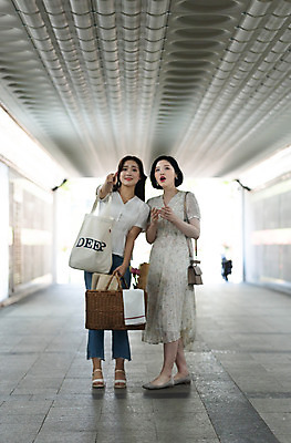 포토 JPG 주간 전신 우먼라이프 응시 원피스 여자 데이트 거리 서기 들기 20대 성인 야외 두명 앞모습 캐주얼 여름 친구 소풍 놀람 우정 한국인 가리킴 즐거움 소풍바구니 에코백 성인여자만 소확행 인싸 국내포토 자연요소 라이프스타일 시선 옷 계절 감정 뷰포인트 가방 관계 모션 표정 사람 동양인 손짓 청년 야외활동 바구니 에코 신조어 약어 여자만 성인만 파일형식