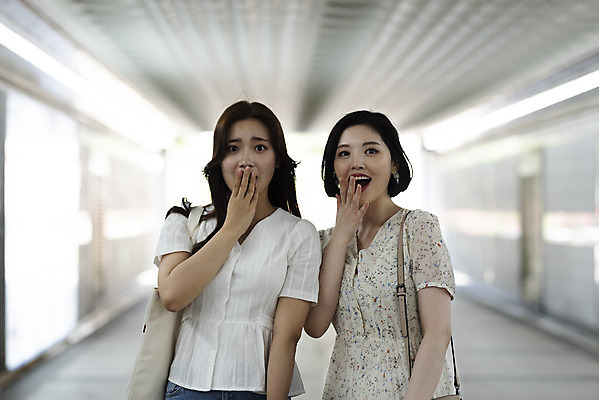 포토 JPG 주간 우먼라이프 응시 여자 데이트 거리 서기 상반신 20대 성인 야외 두명 앞모습 여름 친구 소풍 놀람 우정 한국인 즐거움 에코백 성인여자만 소확행 인싸 국내포토 자연요소 라이프스타일 시선 계절 감정 뷰포인트 가방 관계 모션 표정 사람 동양인 청년 야외활동 에코 신조어 약어 여자만 성인만 파일형식