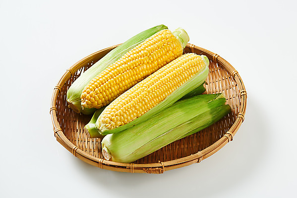 포토 JPG 스튜디오촬영 식재료 곡류 실내 옥수수 누끼 사람없음 하이앵글 바구니 소쿠리 여러개 흰색 신선 흰배경 유기농 제철음식 초당옥수수 국내포토 웰빙 음식 뷰포인트 컬러 다수 백그라운드 내부 제철 파일형식