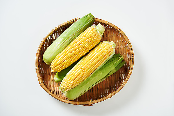 포토 JPG 스튜디오촬영 식재료 곡류 실내 옥수수 누끼 사람없음 하이앵글 바구니 소쿠리 여러개 흰색 신선 흰배경 유기농 제철음식 초당옥수수 국내포토 웰빙 음식 뷰포인트 컬러 다수 백그라운드 내부 제철 파일형식