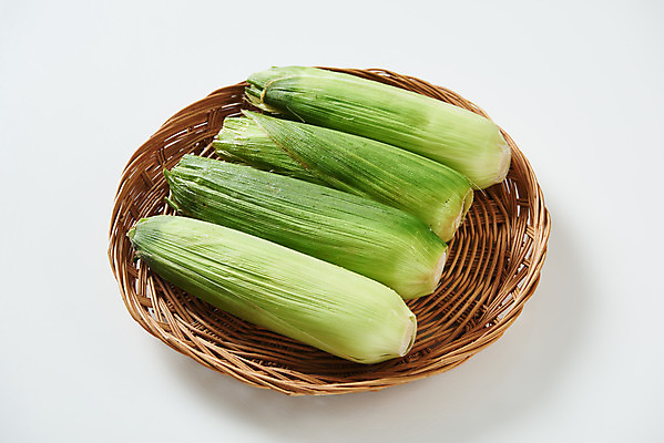 포토 JPG 스튜디오촬영 식재료 곡류 실내 옥수수 누끼 사람없음 바구니 소쿠리 여러개 흰색 신선 흰배경 유기농 제철음식 초당옥수수 국내포토 웰빙 음식 컬러 다수 백그라운드 내부 제철 파일형식