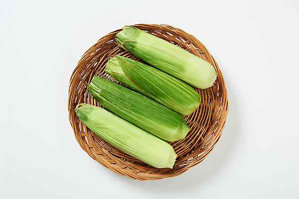 포토 JPG 스튜디오촬영 식재료 곡류 실내 옥수수 누끼 사람없음 하이앵글 바구니 소쿠리 여러개 흰색 신선 흰배경 유기농 플랫레이 제철음식 초당옥수수 국내포토 웰빙 음식 뷰포인트 컬러 다수 백그라운드 내부 플랫 제철 파일형식