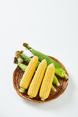 포토 JPG 스튜디오촬영 식재료 곡류 실내 옥수수 누끼 사람없음 하이앵글 바구니 소쿠리 여러개 흰색 신선 흰배경 유기농 찰옥수수 제철음식 초당옥수수 국내포토 웰빙 음식 뷰포인트 컬러 다수 백그라운드 내부 제철 파일형식