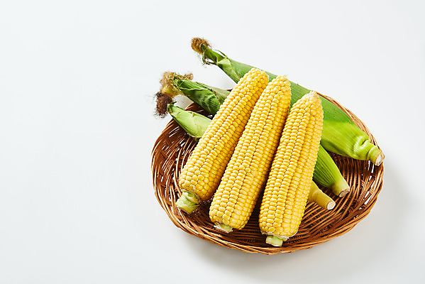 포토 JPG 스튜디오촬영 식재료 곡류 실내 옥수수 누끼 사람없음 하이앵글 바구니 소쿠리 여러개 흰색 신선 흰배경 유기농 찰옥수수 제철음식 초당옥수수 국내포토 웰빙 음식 뷰포인트 컬러 다수 백그라운드 내부 제철 파일형식