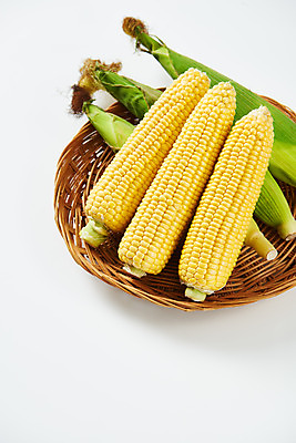 포토 JPG 스튜디오촬영 식재료 곡류 실내 옥수수 누끼 사람없음 하이앵글 바구니 소쿠리 여러개 흰색 신선 흰배경 유기농 찰옥수수 제철음식 국내포토 웰빙 음식 뷰포인트 컬러 다수 백그라운드 내부 제철 파일형식