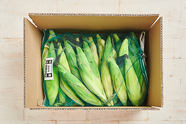 포토 JPG 스튜디오촬영 식재료 포장 곡류 실내 옥수수 누끼 사람없음 상자 하이앵글 여러개 흰색 신선 배송 택배 흰배경 유기농 박스포장 찰옥수수 플랫레이 제철음식 음식배달 국내포토 웰빙 음식 뷰포인트 컬러 다수 백그라운드 내부 운송업 플랫 제철 파일형식