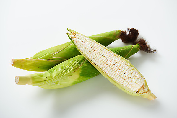 포토 JPG 스튜디오촬영 식재료 곡류 실내 옥수수 누끼 사람없음 하이앵글 흰색 신선 세개 흰배경 유기농 찰옥수수 제철음식 국내포토 웰빙 음식 뷰포인트 컬러 백그라운드 3 내부 제철 파일형식
