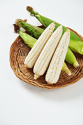 포토 JPG 스튜디오촬영 식재료 곡류 실내 옥수수 누끼 사람없음 하이앵글 바구니 소쿠리 여러개 흰색 신선 흰배경 유기농 찰옥수수 제철음식 국내포토 웰빙 음식 뷰포인트 컬러 다수 백그라운드 내부 제철 파일형식