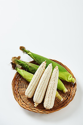 포토 JPG 스튜디오촬영 식재료 곡류 실내 옥수수 누끼 사람없음 하이앵글 바구니 소쿠리 여러개 흰색 신선 흰배경 유기농 찰옥수수 제철음식 국내포토 웰빙 음식 뷰포인트 컬러 다수 백그라운드 내부 제철 파일형식