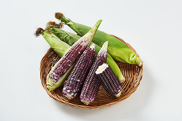 포토 JPG 스튜디오촬영 식재료 곡류 실내 옥수수 누끼 사람없음 바구니 소쿠리 여러개 흰색 신선 흰배경 유기농 찰옥수수 제철음식 흑찰옥수수 국내포토 웰빙 음식 컬러 다수 백그라운드 내부 제철 파일형식