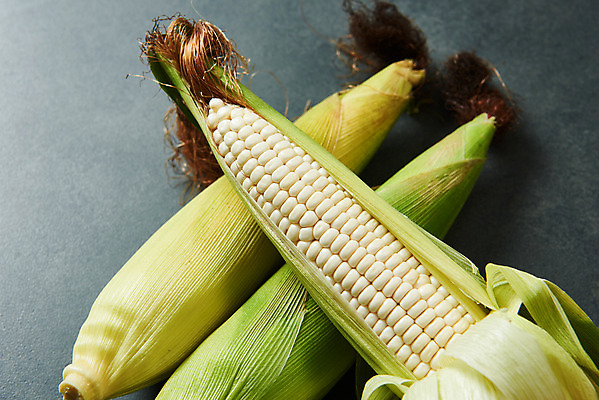 포토 JPG 스튜디오촬영 식재료 검은배경 곡류 실내 옥수수 누끼 사람없음 하이앵글 신선 세개 유기농 찰옥수수 제철음식 국내포토 웰빙 음식 뷰포인트 백그라운드 3 내부 검은색 제철 파일형식