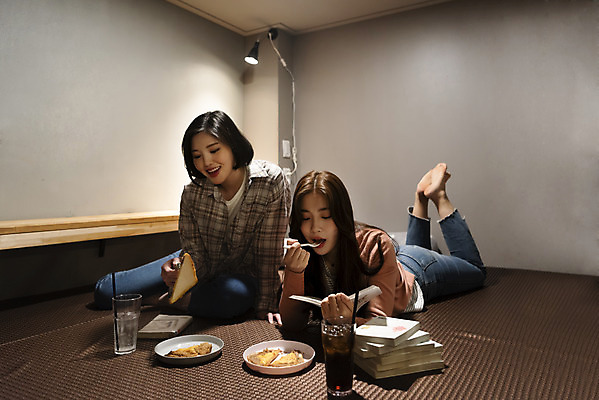 포토 JPG 전신 우먼라이프 여자 음료 엎드리기 데이트 디저트 실내 앉기 20대 청년 성인 취미 두명 앞모습 친구 우정 한국인 만화 먹기 즐거움 만화책 북카페 만화방 성인여자만 국내포토 라이프스타일 감정 음식 뷰포인트 관계 모션 사람 동양인 내부 책 카페 여자만 성인만 파일형식