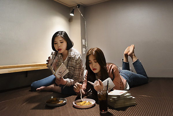 포토 JPG 전신 우먼라이프 여자 음료 엎드리기 데이트 디저트 실내 앉기 20대 청년 성인 취미 두명 앞모습 친구 우정 한국인 마시기 만화 즐거움 만화책 북카페 만화방 성인여자만 국내포토 라이프스타일 감정 음식 뷰포인트 관계 모션 사람 동양인 내부 책 카페 여자만 성인만 파일형식
