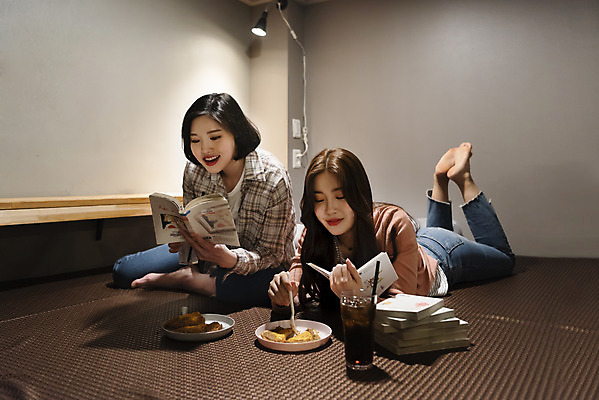 포토 JPG 전신 우먼라이프 여자 음료 엎드리기 데이트 디저트 실내 미소 앉기 20대 청년 성인 취미 두명 앞모습 친구 우정 한국인 만화 즐거움 만화책 북카페 만화방 성인여자만 국내포토 라이프스타일 감정 음식 뷰포인트 관계 모션 표정 사람 동양인 내부 책 카페 여자만 성인만 파일형식