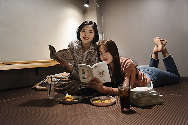 포토 JPG 전신 우먼라이프 여자 음료 엎드리기 데이트 디저트 실내 미소 앉기 20대 청년 성인 취미 두명 앞모습 친구 우정 한국인 만화 즐거움 만화책 북카페 만화방 성인여자만 국내포토 라이프스타일 감정 음식 뷰포인트 관계 모션 표정 사람 동양인 내부 책 카페 여자만 성인만 파일형식