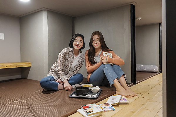 포토 JPG 전신 우먼라이프 여자 데이트 실내 미소 앉기 20대 청년 성인 취미 두명 앞모습 친구 우정 한국인 라면 만화 떡볶이 즐거움 만화책 북카페 만화방 성인여자만 국내포토 라이프스타일 감정 음식 뷰포인트 관계 모션 표정 사람 동양인 내부 책 카페 면류 분식 여자만 성인만 파일형식