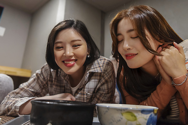 포토 JPG 우먼라이프 여자 엎드리기 데이트 실내 미소 상반신 20대 청년 성인 취미 두명 앞모습 친구 우정 한국인 라면 떡볶이 즐거움 냄새 만화책 북카페 만화방 성인여자만 국내포토 라이프스타일 감정 음식 뷰포인트 관계 모션 표정 사람 동양인 내부 책 카페 면류 분식 여자만 성인만 파일형식