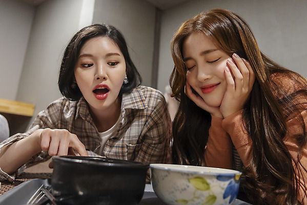 포토 JPG 우먼라이프 여자 엎드리기 데이트 실내 상반신 20대 청년 성인 취미 두명 앞모습 친구 턱괴기 놀람 우정 한국인 라면 떡볶이 즐거움 만화책 북카페 만화방 성인여자만 국내포토 라이프스타일 감정 음식 뷰포인트 관계 모션 표정 사람 동양인 내부 책 카페 면류 분식 여자만 성인만 파일형식