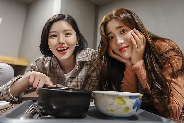 포토 JPG 우먼라이프 여자 엎드리기 데이트 실내 미소 상반신 20대 청년 성인 취미 두명 앞모습 친구 턱괴기 우정 한국인 라면 떡볶이 즐거움 만화책 북카페 만화방 성인여자만 국내포토 라이프스타일 감정 음식 뷰포인트 관계 모션 표정 사람 동양인 내부 책 카페 면류 분식 여자만 성인만 파일형식