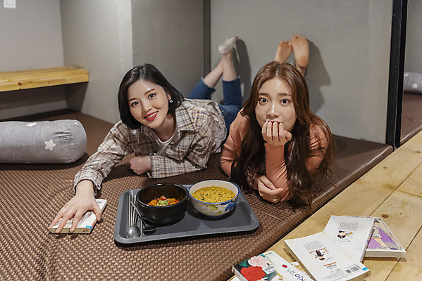 포토 JPG 전신 우먼라이프 여자 엎드리기 데이트 실내 미소 20대 청년 성인 취미 두명 앞모습 친구 우정 한국인 라면 만화 떡볶이 즐거움 만화책 북카페 만화방 성인여자만 국내포토 라이프스타일 감정 음식 뷰포인트 관계 모션 표정 사람 동양인 내부 책 카페 면류 분식 여자만 성인만 파일형식
