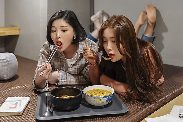 포토 JPG 전신 우먼라이프 여자 엎드리기 데이트 실내 20대 청년 성인 취미 두명 앞모습 친구 우정 한국인 라면 만화 떡볶이 먹기 즐거움 만화책 북카페 만화방 성인여자만 맛있는 국내포토 라이프스타일 감정 음식 뷰포인트 관계 모션 사람 동양인 내부 책 카페 면류 분식 여자만 성인만 파일형식
