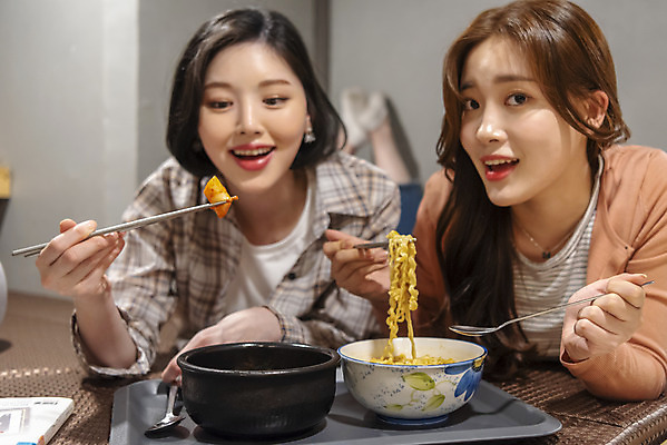 포토 JPG 전신 우먼라이프 여자 엎드리기 데이트 실내 미소 20대 청년 성인 취미 두명 앞모습 친구 우정 한국인 라면 떡볶이 즐거움 만화책 북카페 만화방 성인여자만 국내포토 라이프스타일 감정 음식 뷰포인트 관계 모션 표정 사람 동양인 내부 책 카페 면류 분식 여자만 성인만 파일형식
