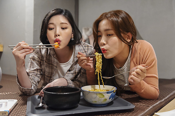 포토 JPG 전신 우먼라이프 여자 엎드리기 데이트 실내 20대 청년 성인 취미 두명 앞모습 친구 우정 한국인 라면 불기 떡볶이 즐거움 만화책 북카페 만화방 성인여자만 국내포토 라이프스타일 감정 음식 뷰포인트 관계 모션 사람 동양인 내부 책 카페 면류 분식 여자만 성인만 파일형식