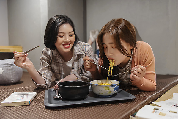 포토 JPG 전신 우먼라이프 응시 여자 엎드리기 데이트 실내 미소 20대 청년 성인 취미 두명 앞모습 친구 우정 한국인 라면 만화 떡볶이 먹기 즐거움 만화책 북카페 만화방 성인여자만 맛있는 국내포토 라이프스타일 시선 감정 음식 뷰포인트 관계 모션 표정 사람 동양인 내부 책 카페 면류 분식 여자만 성인만 파일형식