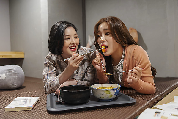 포토 JPG 전신 우먼라이프 여자 엎드리기 데이트 실내 20대 청년 성인 취미 두명 앞모습 친구 우정 한국인 라면 만화 떡볶이 먹여주기 즐거움 만화책 북카페 만화방 성인여자만 맛있는 국내포토 라이프스타일 감정 음식 뷰포인트 관계 모션 사람 동양인 내부 책 카페 면류 분식 먹기 여자만 성인만 파일형식