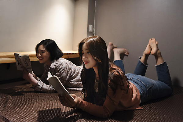 포토 JPG 전신 우먼라이프 여자 엎드리기 데이트 실내 웃음 20대 청년 성인 취미 두명 옆모습 친구 우정 한국인 만화 즐거움 만화책 북카페 만화방 성인여자만 국내포토 라이프스타일 감정 뷰포인트 관계 모션 표정 사람 동양인 내부 책 카페 여자만 성인만 파일형식