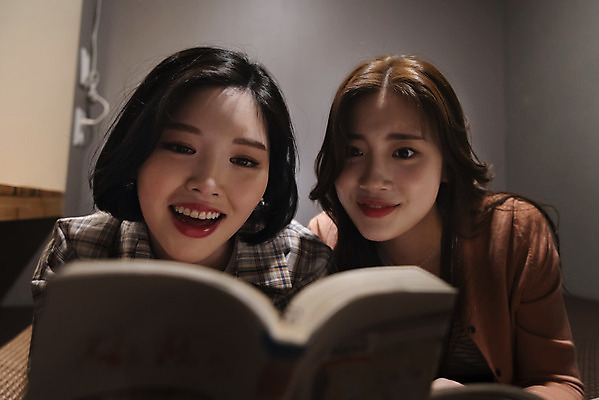 포토 JPG 우먼라이프 여자 엎드리기 데이트 실내 웃음 상반신 20대 청년 성인 취미 두명 앞모습 친구 우정 한국인 만화 즐거움 만화책 북카페 만화방 성인여자만 국내포토 라이프스타일 감정 뷰포인트 관계 모션 표정 사람 동양인 내부 책 카페 여자만 성인만 파일형식