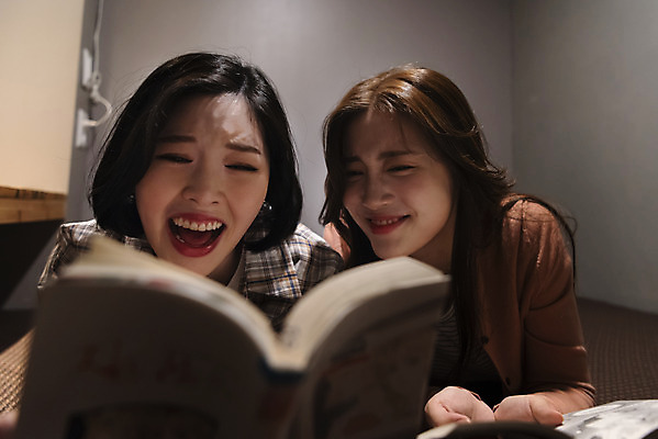 포토 JPG 우먼라이프 여자 엎드리기 데이트 실내 웃음 상반신 20대 청년 성인 취미 두명 앞모습 친구 우정 한국인 만화 즐거움 만화책 북카페 만화방 성인여자만 국내포토 라이프스타일 감정 뷰포인트 관계 모션 표정 사람 동양인 내부 책 카페 여자만 성인만 파일형식