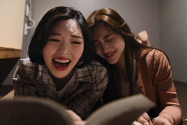 포토 JPG 전신 우먼라이프 여자 엎드리기 데이트 실내 웃음 20대 청년 성인 취미 두명 앞모습 친구 우정 한국인 만화 즐거움 만화책 북카페 만화방 성인여자만 국내포토 라이프스타일 감정 뷰포인트 관계 모션 표정 사람 동양인 내부 책 카페 여자만 성인만 파일형식