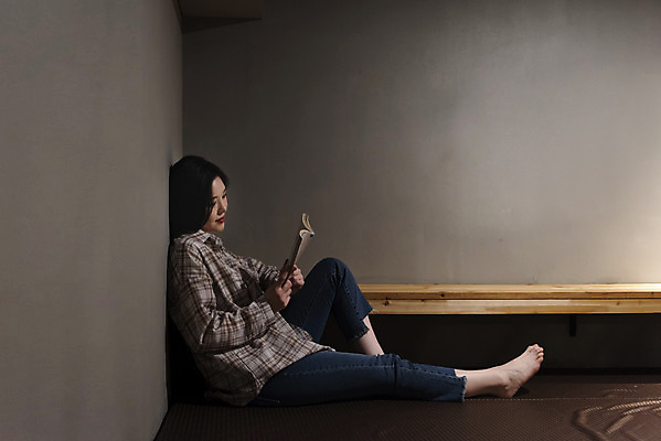 포토 JPG 전신 우먼라이프 여자 실내 한명 앉기 20대 청년 성인 취미 옆모습 한국인 만화 읽기 즐거움 만화책 북카페 만화방 성인여자한명만 국내포토 1 라이프스타일 감정 뷰포인트 모션 사람 동양인 내부 책 카페 여자한명만 성인여자만 파일형식