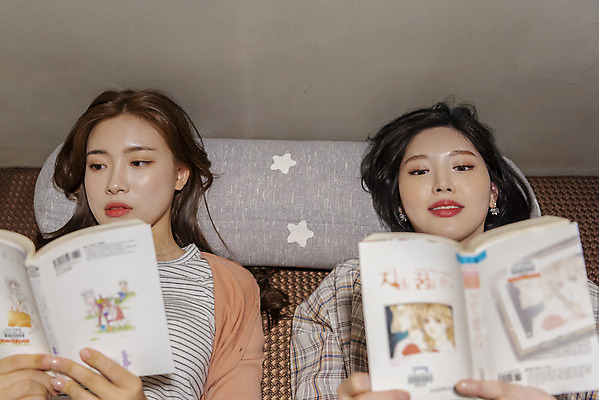 포토 JPG 우먼라이프 여자 데이트 실내 들기 상반신 20대 청년 성인 취미 두명 앞모습 친구 하이앵글 눕기 우정 한국인 만화 즐거움 만화책 북카페 만화방 성인여자만 국내포토 라이프스타일 감정 뷰포인트 관계 모션 사람 동양인 내부 책 카페 여자만 성인만 파일형식