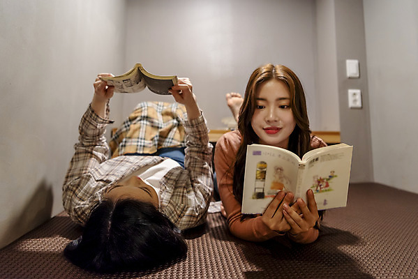 포토 JPG 전신 우먼라이프 여자 엎드리기 데이트 실내 20대 청년 성인 취미 두명 앞모습 친구 눕기 우정 한국인 만화 즐거움 만화책 북카페 만화방 성인여자만 국내포토 라이프스타일 감정 뷰포인트 관계 모션 사람 동양인 내부 책 카페 여자만 성인만 파일형식