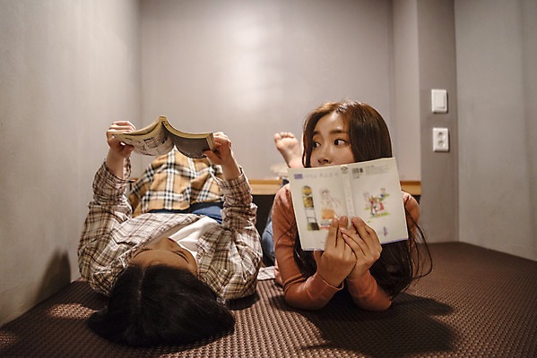 포토 JPG 전신 우먼라이프 여자 엎드리기 데이트 실내 20대 청년 성인 취미 두명 앞모습 친구 눕기 우정 한국인 만화 즐거움 만화책 북카페 만화방 성인여자만 국내포토 라이프스타일 감정 뷰포인트 관계 모션 사람 동양인 내부 책 카페 여자만 성인만 파일형식